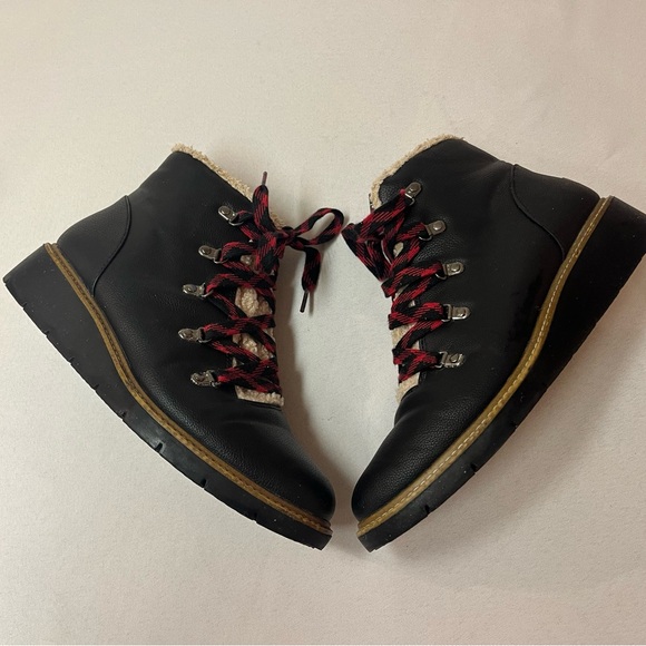 Dr. Scholl's Shoes - Final Price Drop - Black Dr. Scholl’s Women's Comfy Hiking or Winter Boots - 9